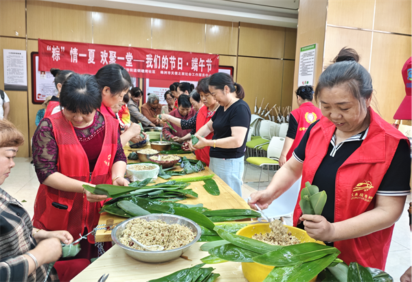 近日，石峰區(qū)銅塘灣街道銅塘灣社區(qū)在江灣名府和新建村小區(qū)舉行了“‘粽’情一夏，歡聚一堂”端午包粽子比賽。_副本.png